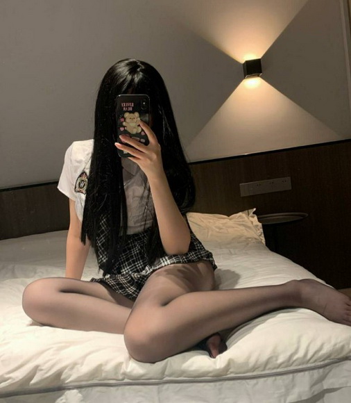 兄弟你女朋友的裤子很有特点啊