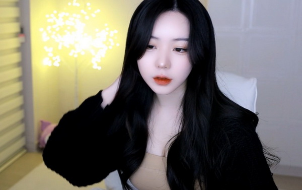 秘书刚开始拒绝后来慢慢接受