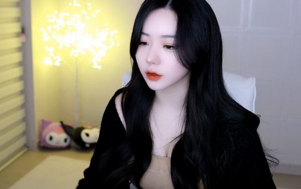 秘书刚开始拒绝后来慢慢接受