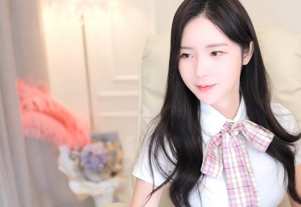 女生吃小头头视频