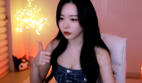 史莱姆钻进胡桃的肚子变大