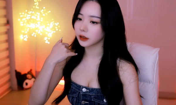 史莱姆钻进胡桃的肚子变大