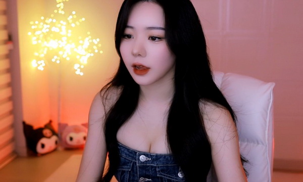 史莱姆钻进胡桃的肚子变大