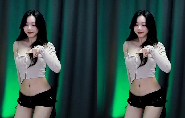 游泳馆里的两个教练孟月月