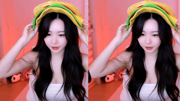 游泳馆里的两个教练孟月月
