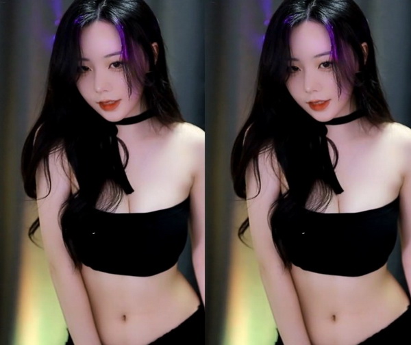 戴着小玩具练瑜伽