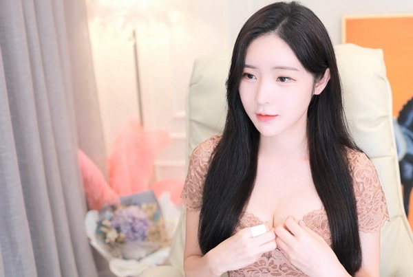 公司开会秘书在桌底干什么