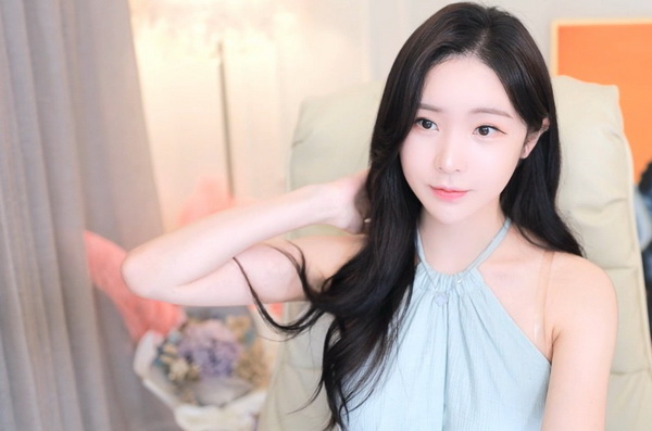 双手攀上两团少女峰舞蹈室