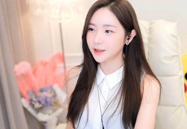 白天摸摸哒晚上摸摸哒是什么歌