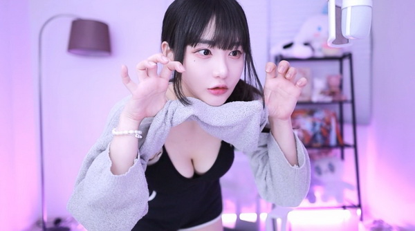 婀娜少女羞岁月无忧愁云裳