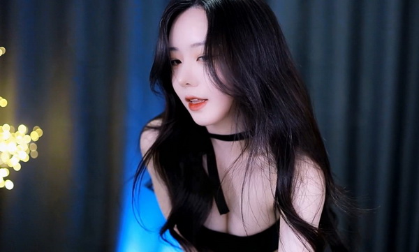 我的体育老师里面开的什么车