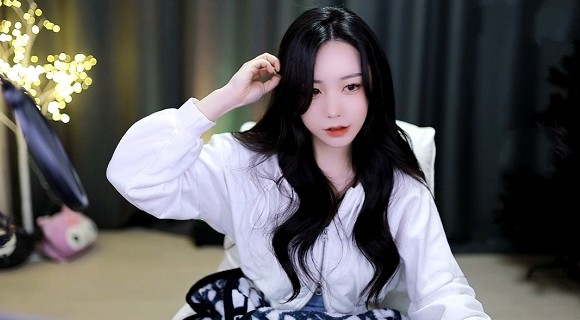 兄弟你女朋友的裤子很有特点啊