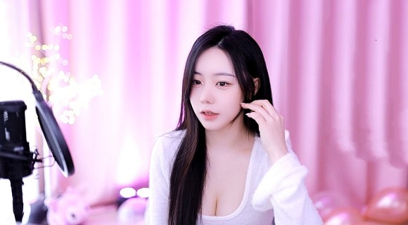 游泳馆里的两个教练孟月月