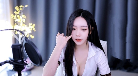 已满十八岁从此进入戴好耳机的