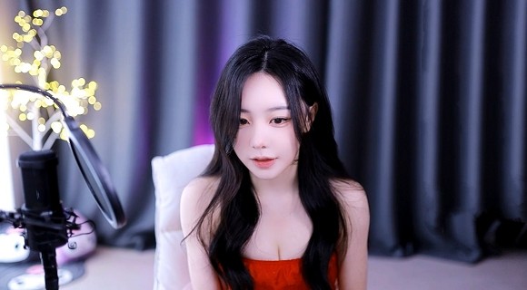 已满十八岁从此进入戴好耳机的