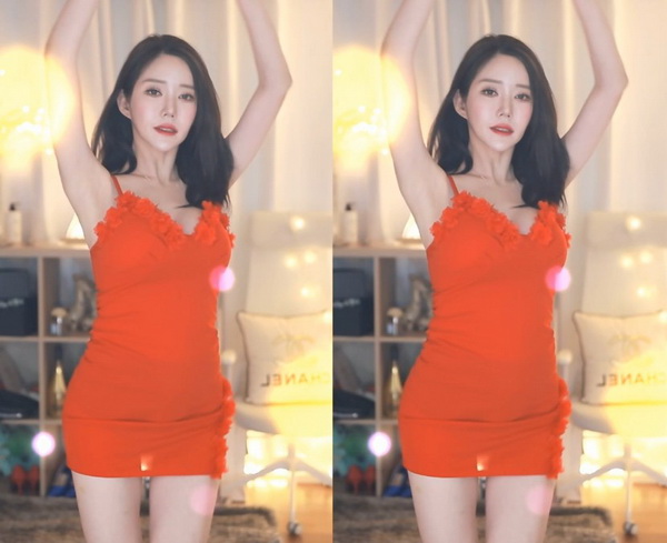 游泳馆里的两个教练孟月月