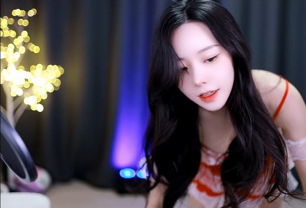 双胞胎姐妹齐上阵许多人物