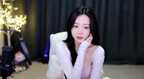 游泳馆里的两个教练孟月月