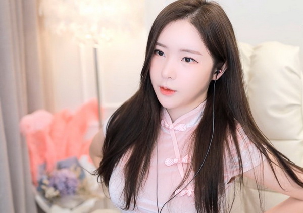 发现自己是女配1v4的小说