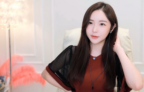 发现自己是女配1v4的小说